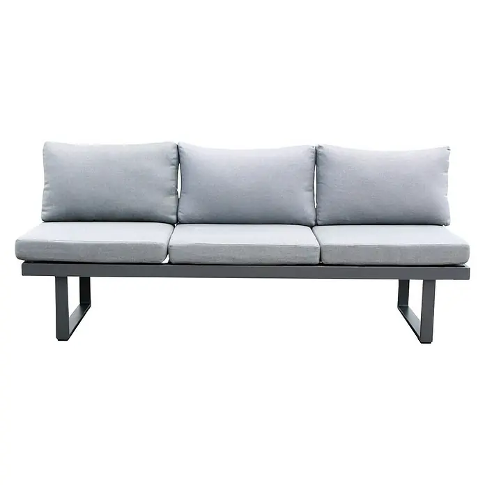 Acamp Gartenmöbel-Set Hollywood - 6 -tlg., Aluminium, Glas, Keramik, Polyester, Anthrazit - Abbildung eines modernen grauen Outdoor-Sofas mit drei Sitzen und weichen Kissen vor einem schwarzen Hintergrund.