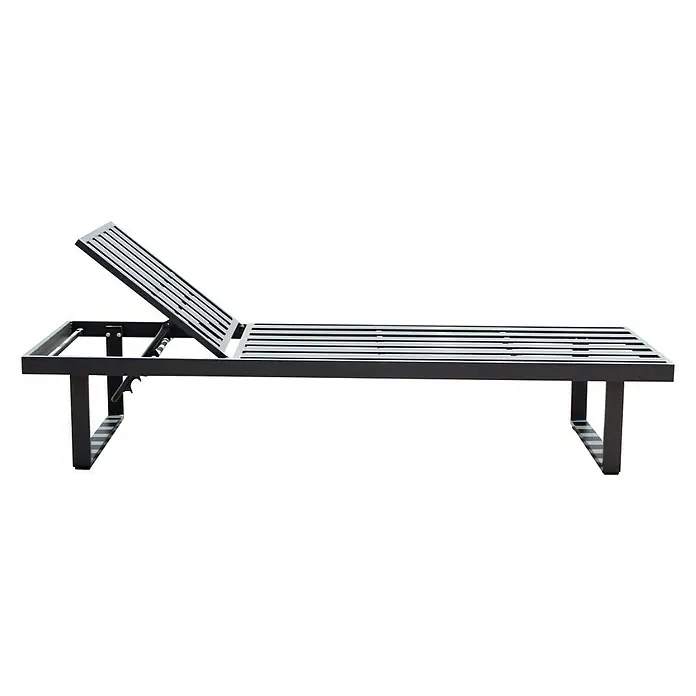 Acamp Gartenmöbel-Set Hollywood - 5 -tlg., Aluminium, Glas, Keramik, Polyester, Anthrazit - Aufnahme einer schwarzen Liege, die für entspannende Momente im Freien konzipiert ist. Das schlanke Design wird durch klare Linien betont.