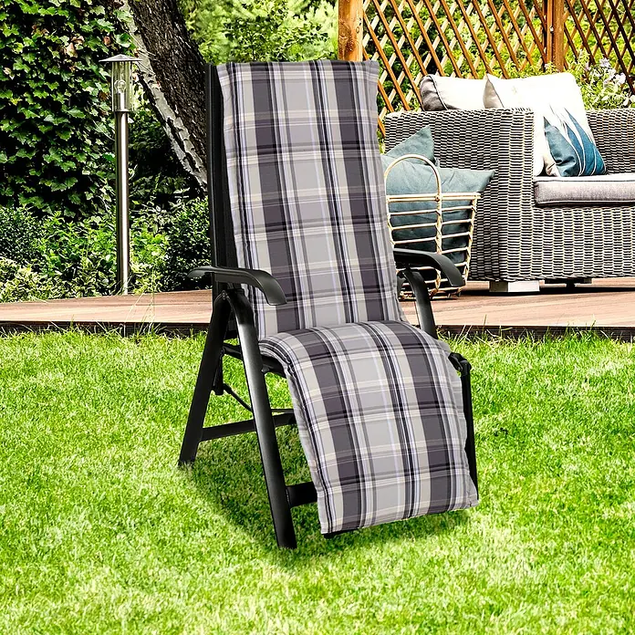 beo Gartenmöbel-Auflage Atika - Relaxsesselauflage, 1 Stk., L x B x H: 120 x 52 x 16 cm, Baumwolle, Polyester, Grün/Grau - Gartenliege mit kariertem Bezug auf Rasen vor Terrasse. Die Liege bietet Komfort und Stil für entspannte Stunden im Freien.