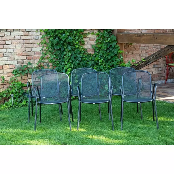 Acamp Gartensessel Alfredo - Stahl, Stapelbar, Schwarz, B x T x H: 55 x 60 x 83 cm, 6 Stk. - Sechs dunkelgraue Metallgeflechtstühle stehen auf grünem Rasen in einem Garten vor einer Backsteinmauer mit Efeu.