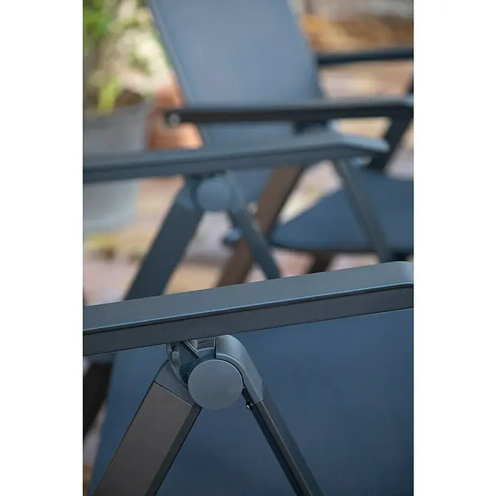 Acamp Gartenmöbel-Set Urban/Extensio - 5 -tlg., Aluminium, HPL, Textil, Schwarz - Nahaufnahme von grauen Gartenstühlen, die Komfort und Stil für den Außenbereich bieten. Perfekt zum Entspannen im Garten.