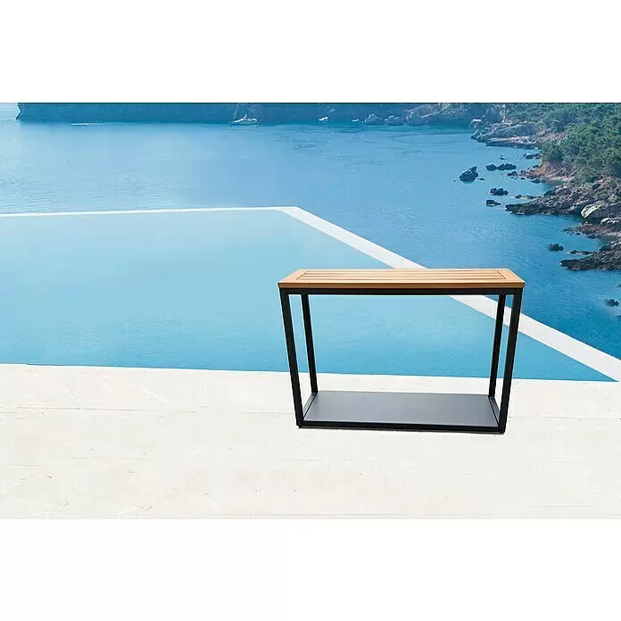 Acamp Garten-Beistelltisch Oslo - L x B x H: 75 x 23 x 54 cm, Aluminium, Teak, Schwarz/Braun - Konsolentisch mit Lattenholzplatte und schwarzem Metallgestell, mit Ablage, an einem Infinity-Pool mit Meerblick.