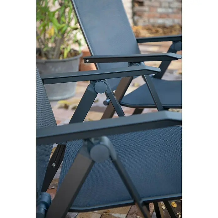 Acamp Gartenmöbel-Set Urban - 5 -tlg., Aluminium, HPL, Acatex, Rückenlehne verstellbar, Anthrazit - Nahaufnahme von zwei grauen, klappbaren Gartenstühlen mit Armlehnen und wetterfestem Stoffbezug, ideal für den Außenbereich.