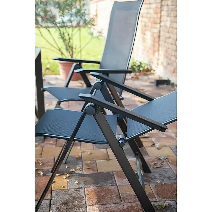 Acamp Gartenmöbel-Set Urban - 5 -tlg., Aluminium, HPL, Acatex, Rückenlehne verstellbar, Anthrazit - Nahaufnahme von zwei grauen Gartenstühlen mit verstellbaren Rückenlehnen auf einer Terrasse mit Steinboden.