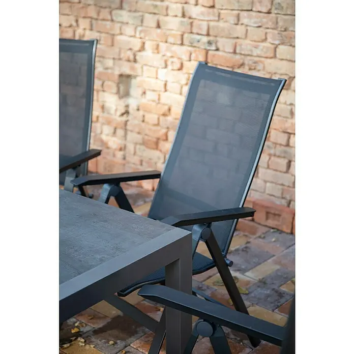 Acamp Gartenmöbel-Set Urban - 5 -tlg., Aluminium, HPL, Acatex, Rückenlehne verstellbar, Anthrazit - Nahaufnahme von schwarzen Gartenmöbeln, die Eleganz und Funktionalität im Aussenbereich verbinden, vor einer Backsteinmauer.