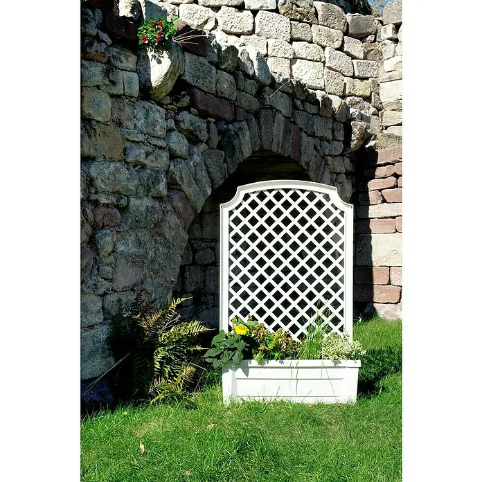 KHW Pflanzkasten Calypso - Außenmaß (L x B x H): 79 x 35 x 134 cm, Kunststoff, Weiß, Mit Rankgitter - Die weiße Rankhilfe mit Blumenkasten, ideal zur Dekoration und als Sichtschutz, steht vor einer alten Steinmauer und begrünt den Garten.