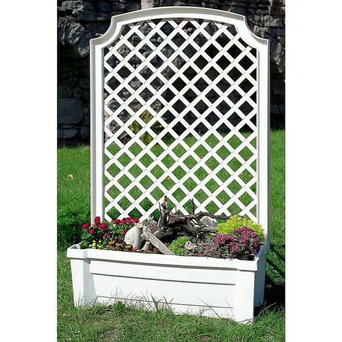KHW Pflanzkasten Calypso - Außenmaß (L x B x H): 79 x 35 x 134 cm, Kunststoff, Weiß, Mit Rankgitter - Ein weißer Pflanzkasten mit Rankgitter und Blumen steht auf einer grünen Wiese vor einer Steinmauer.