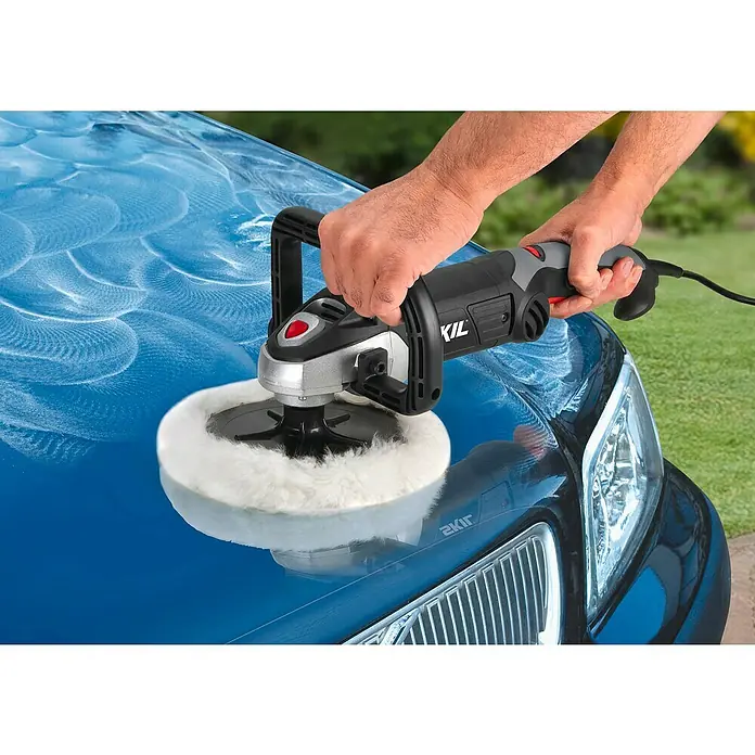 Skil Pulidora 1144AA - 1.200 W, 180 mm, 1.000 r.p.m. - 3.600 r.p.m. - Pulidora de coches en acción. La herramienta se desliza para eliminar marcas circulares, dejando la pintura azul elegante.