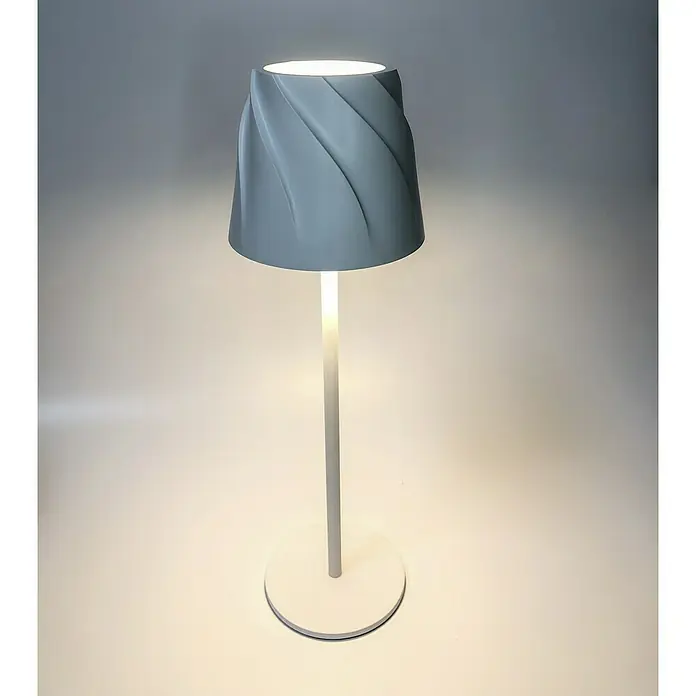Starlux Akku-Tischleuchte Loreo - 4 W, L x B x H: 11 x 11 x 36 cm, Weiß, Warmweiß - Elegante Tischleuchte mit grauem, gewirbeltem Lampenschirm und schlankem, hellem Fuß, die ein warmes, einladendes Licht verbreitet.