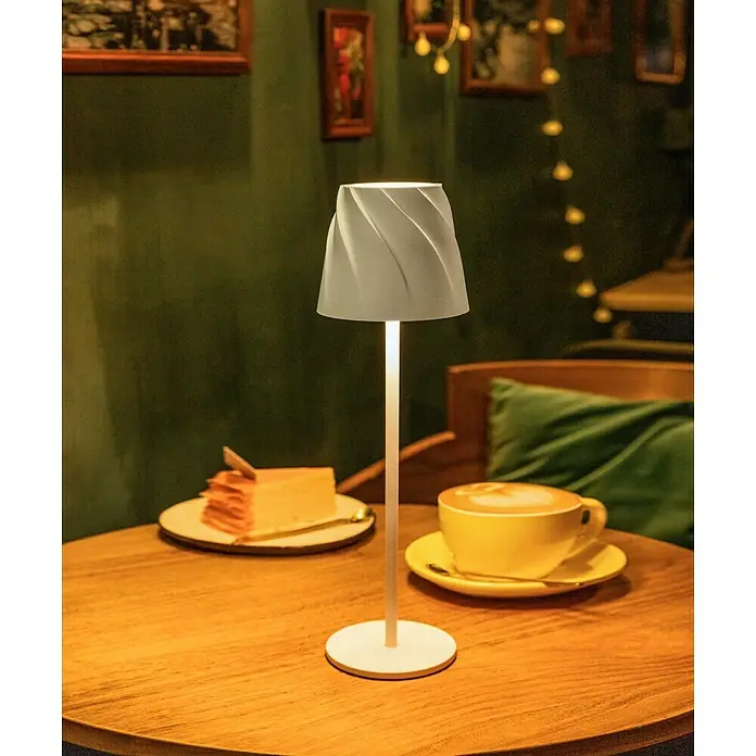 Starlux Akku-Tischleuchte Loreo - 4 W, L x B x H: 11 x 11 x 36 cm, Weiß, Warmweiß - Elegante Tischleuchte aus Metall mit spiralförmigem Lampenschirm, die eine gemütliche Atmosphäre in jedem Raum schafft.