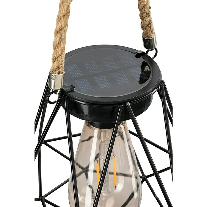BAUHAUS Solar-Hängeleuchte - 0,03 W, L x B x H: 15 x 15 x 15,5 cm, Schwarz, IP44 - Nahaufnahme einer solarbetriebenen Laterne mit Glühbirne, schwarzem Metallrahmen und Juteseilgriff, die eine gemütliche Atmosphäre erzeugt.