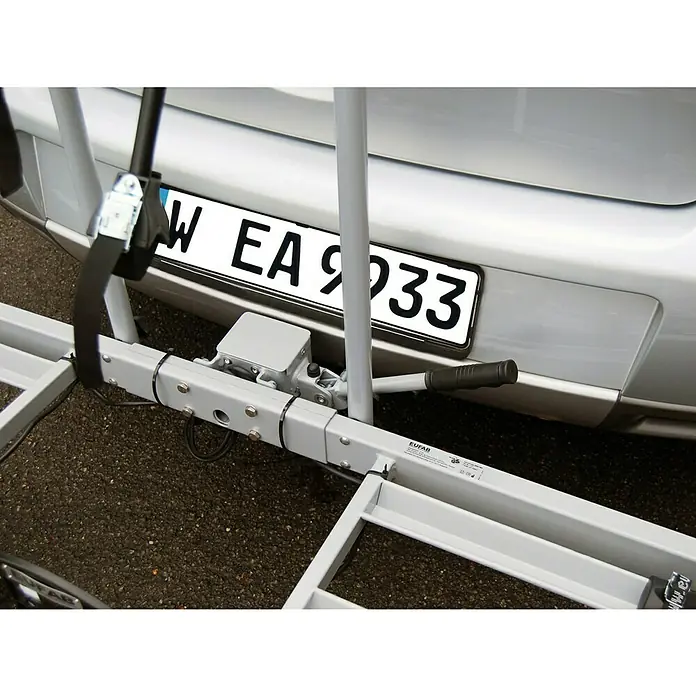 Eufab Schnellverschluss - Geeignet für: Fahrradträger, Abschließbar - Nahaufnahme eines Eufab-Fahrradträgers am Heck eines Autos, der eine sichere und bequeme Transportlösung für Fahrräder bietet.