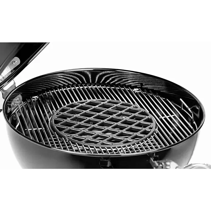 Weber Master-Touch GBS Kugelgrill E-5750 - Durchmesser Grillfläche: 57 cm, Schwarz - Nahaufnahme eines Grills mit einem runden Rost, ideal zum Grillen von Fleisch und Gemüse im Freien. Ein Muss für jeden Grillmeister!