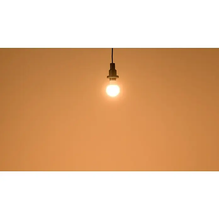 Osram LED-Lampe Glühlampenform E27 matt - E27, Nicht Dimmbar, Warmweiß, 806 lm, 8,5 W - Helle Glühbirne, die von der Decke hängt, spendet warmes Licht und sorgt für eine gemütliche Atmosphäre im Raum mit gedämpfter Beleuchtung.