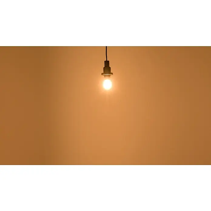 Osram Retrofit LED-Lampe Tropfenform E14 klar - E14, Nicht Dimmbar, Warmweiß, 470 lm, 4 W, 5 Stk. - Nahaufnahme einer hängenden Glühbirne, die warmes Licht ausstrahlt, mit klarem Fokus auf das schlichte Design und die Helligkeit der Birne.