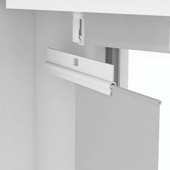 Expo Ambiente Lamellenhalter - 6 Stk., Weiß, Lamellenbreite: 127 mm - Das Bild zeigt eine Detailaufnahme einer weißen Jalousie. Die Jalousie ist teilweise heruntergelassen und an einer Halterung befestigt.