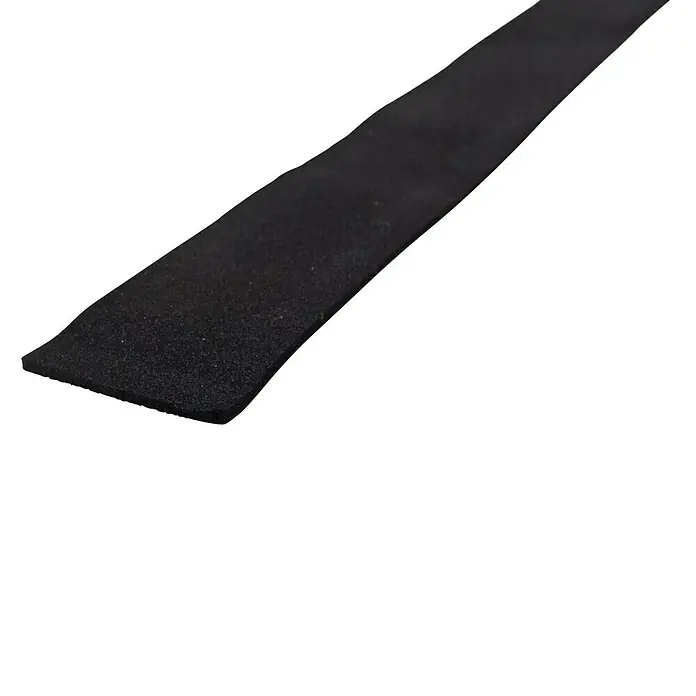 Masys Dichtungsband - 105 x 1,5 x 0,5 cm - Nahaufnahme eines Streifens schwarzen Schaumstoffs, der vielseitig für Polsterung, Abdichtung und Isolierung verwendet werden kann.