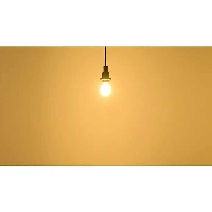 Osram LED-Lampe - E14, Nicht Dimmbar, Warmweiß, 110 lm, 10 W - Helle Glühbirne mit Fassung hängt von der Decke und beleuchtet den Raum mit warmem Licht, das eine gemütliche Atmosphäre schafft.