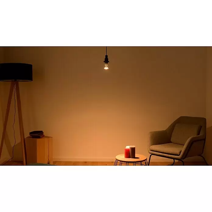 Osram LED-Lampe Reflektor GU10 - GU10, Dimmbar, Warmweiß, 575 lm, 8 W - Dreibein-Stehlampe mit Holzbeinen und schwarzem Stoffschirm, spendet warmes Umgebungslicht im Wohnzimmer.