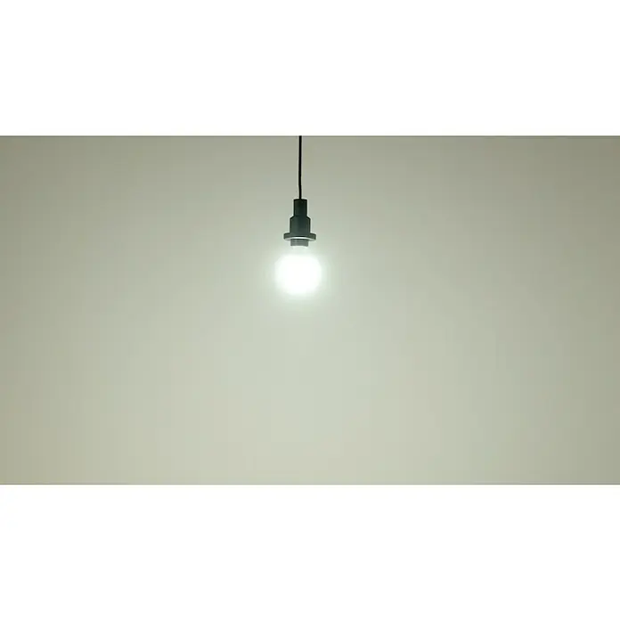Osram Star LED-Lampe Glühlampenform E27 matt - E27, Nicht Dimmbar, Tageslichtweiß, 806 lm, 8,5 W - Eine einzelne Glühbirne hängt an einem schwarzen Kabel von der Decke und strahlt helles Licht aus.