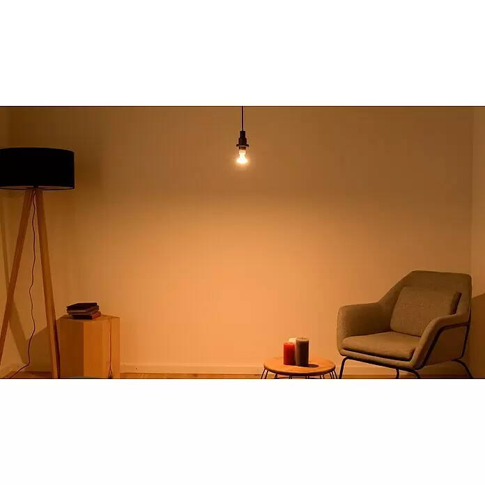 Osram Star LED-Lampe Reflektor GU10 - GU10, Nicht Dimmbar, Warmweiß, 575 lm, 6,5 W - Ein gemütliches, minimalistisches Wohnzimmer mit Stehlampe, Sessel und einer Pendelleuchte, die den Raum erhellt.