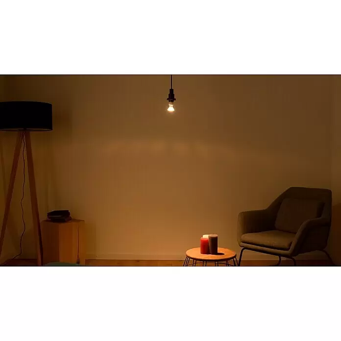 Osram LED-Lampe Reflektor GU10 - GU10, Dimmbar, Warmweiß, 350 lm, 5,5 W - Gemütlicher Raum mit warmem Licht einer Hängelampe und Stehlampe, Sessel und Beistelltischen.