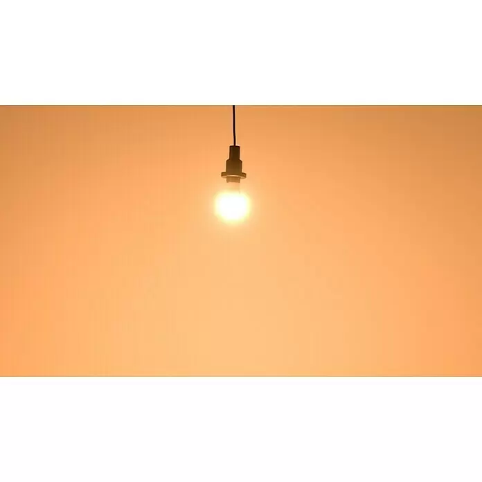Osram LED-Lampen Set Glühlampenform E27 matt - E27, Nicht Dimmbar, Warmweiß, 1.521 lm, 13 W, 3 Stk. - Eine leuchtende Glühbirne mit schwarzem Kabel, die helles Licht vor einem warmen, sanften Orangehintergrund abgibt.