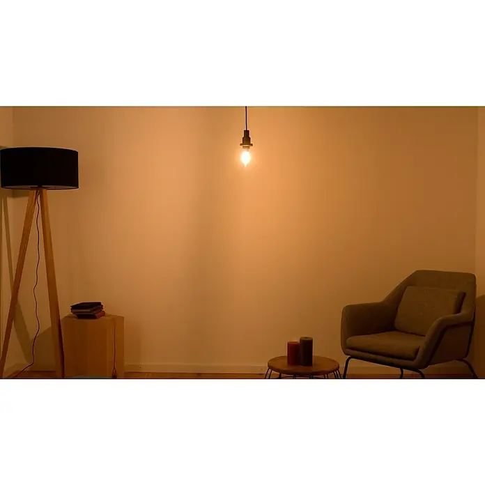 Osram LED-Lampe Vintage Glühlampenform E27 - E27, Dimmbar, Warmweiß, 360 lm, 4,8 W - Warmes, gemütliches Wohnzimmer mit Stehlampe, Hängelampe, Sessel und Beistelltisch. Das sanfte Licht schafft eine entspannte Atmosphäre.