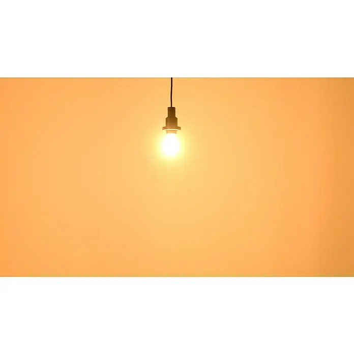 Osram LED-Lampen Set Glühlampenform E27 klar - E27, Nicht Dimmbar, Warmweiß, 1.521 lm, 11 W, Klar - Helle Glühbirne hängt an einem dunklen Kabel und erzeugt ein warmes, einladendes Licht. Minimalistisches Design für moderne Beleuchtungslösungen.