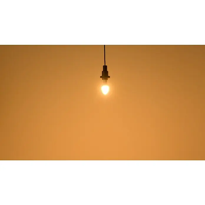 Osram LED-Lampen-Set Kerzenform E14 2er Set mit Fernbedienung und Farbsteuerung - E14, Dimmbar, RGBW, 470 lm, 4,9 W - Glühbirne mit warmem Licht, das eine gemütliche Atmosphäre schafft. Das minimalistische Design betont die Einfachheit und Funktionalität.