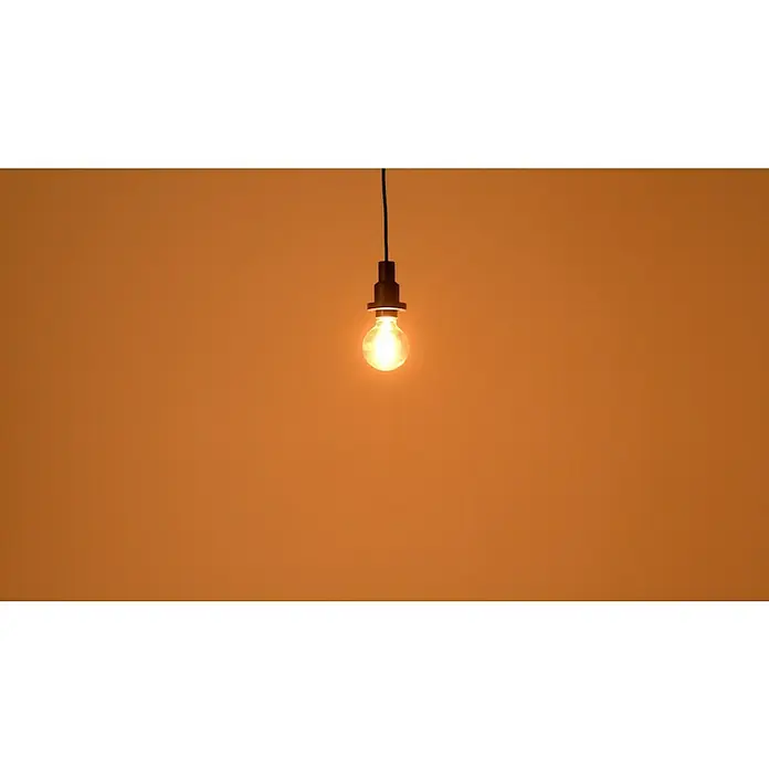 Osram LED-Lampe Vintage Edition 1906 Globe-Form 80 E27 - E27, Dimmbar, Warmweiß, 420 lm, 4,8 W - Hängende Glühbirne mit warmem Licht vor einem einfarbigen Hintergrund. Die Glühbirne spendet ein angenehmes, gemütliches Licht.