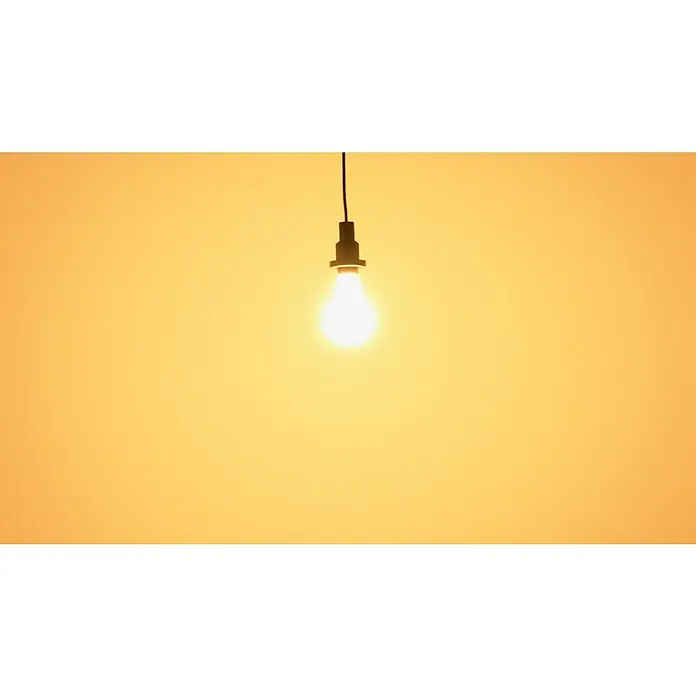 Osram LED-Lampe Glühlampenform E27 matt - E27, Nicht Dimmbar, Warmweiß, 3.452 lm, 24 W - Helle Glühbirne hängt an einem Kabel, leuchtet warmes Licht in einem einfarbigen gelben Raum, ideal für gemütliche Beleuchtung.