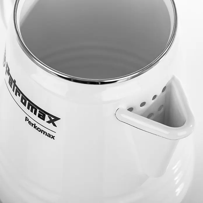 Petromax Perkolator Perkomax - Weiß, 1,3 l - Nahaufnahme des Petromax Perkomax Kaffeebereiters aus Emaille in Weiß, der sich ideal für Outdoor-Abenteuer und Camping eignet.
