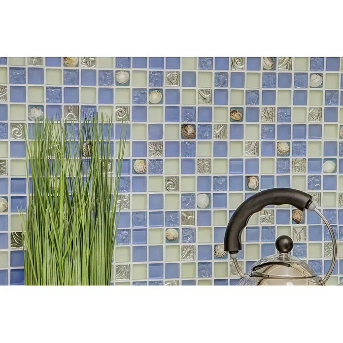 Mosaikfliese Quadrat Crystal XCM 8OP8 - 30 x 30 cm, Blau, Glänzend - Nahaufnahme der Glasmosaikfliesen mit maritimem Muster, perfekt für Küche oder Bad. Dekoratives Design mit Pflanzen und Wasserkocher.