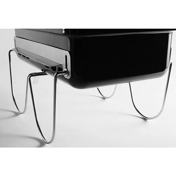 Weber Go-Anywhere Barbacoa de carbón - Superficie de la parrilla (An x Pr): 42 x 26 cm, Negro - Primer plano de una elegante parrilla de mesa negra con patas de metal cromado, que muestra un diseño moderno y minimalista.