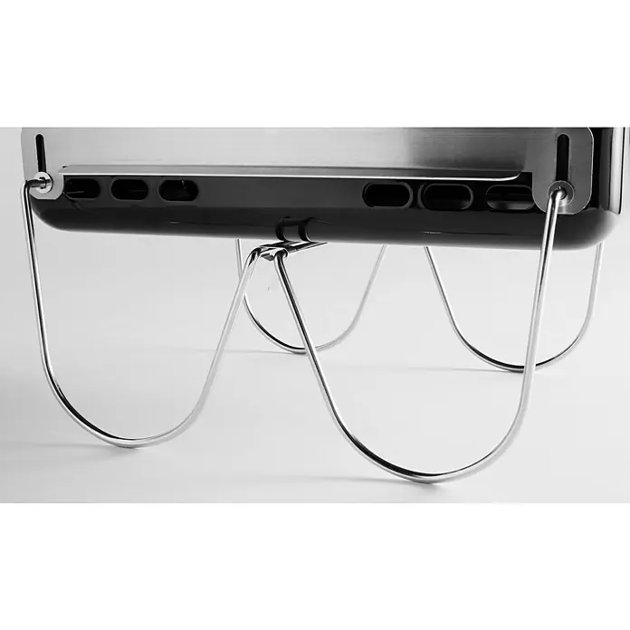 Weber Go-Anywhere Barbacoa de carbón - Superficie de la parrilla (An x Pr): 42 x 26 cm, Negro - Primer plano de una parrilla negra con patas plateadas. La parrilla está sobre una superficie blanca y está bien iluminada para resaltar detalles.