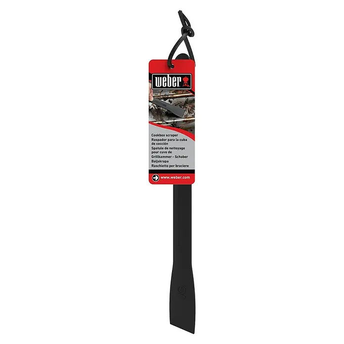 Weber Grillbesteck Q - Länge: 30,5 cm - Das Bild zeigt einen schwarzen Weber Grillkammer-Schaber mit rotem Etikett und Produktinformationen, der zum Reinigen von Grillboxen verwendet wird.
