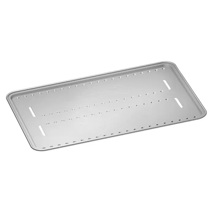 Weber Hitzeschild - Passend für: Weber Q 200 / Q 300 / Q 2000 / Q 3000 - Serie - Eine perspektivische Ansicht eines grauen Backblechs mit Löchern und Schlitzen zur Belüftung, ideal für knusprige Ergebnisse.