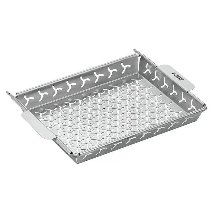 Weber Grillkorb - Edelstahl - Aufnahme eines silberfarbenen Weber Grillkorbs aus Edelstahl mit Griffen und gelochtem Boden vor schwarzem Hintergrund.