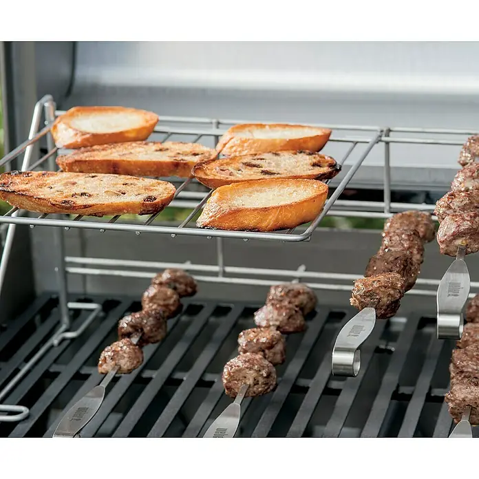 Weber Grillrost - Passend für: Weber Spirit 300 Serie / Weber Summit / Weber Genesis - Grillen Sie Köstlichkeiten: Köstliche Brotstücke und Fleischspieße werden auf einem Weber-Grill zubereitet, ein wahrer Genuss für Grillliebhaber.
