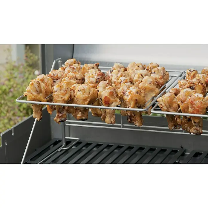 Weber Grillrost - Passend für: Weber Spirit 300 Serie / Weber Summit / Weber Genesis - Leckere Hähnchenflügel werden auf einem Grill zubereitet, perfekt für ein Barbecue im Freien.