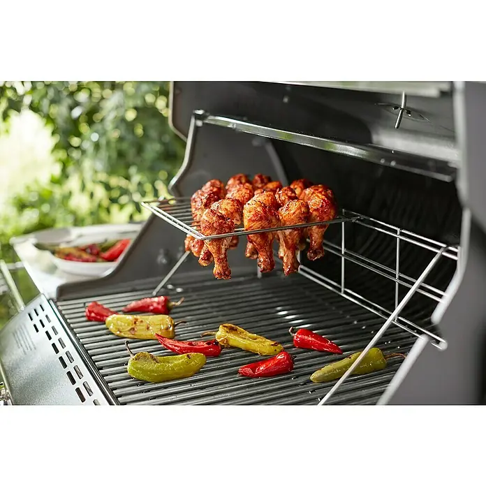 Weber Grillrost - Passend für: Weber Spirit 300 Serie / Weber Summit / Weber Genesis - BBQ-Szene mit Hähnchenkeulen auf einem Grillgestell und bunten Paprika direkt auf dem Grill. Ein köstliches Outdoor-Kocherlebnis.