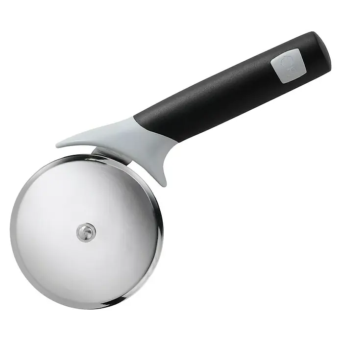 Weber Pizzaschneider - Klingendurchmesser 10 cm, Edelstahl - Nahaufnahme eines Pizzaschneiders mit schwarzem Griff und silberner Klinge auf schwarzem Hintergrund.