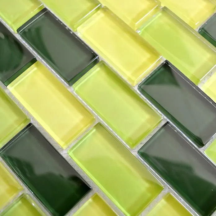 Mosaikfliese Brick Crystal Mix XCM B854 - 32,2 x 31 cm, Grün, Glänzend - Nahaufnahme eines Musters von rechteckigen Glasmosaikfliesen in Gelb-, Limetten- und Olivtönen, die ein modernes und frisches Design ergeben.