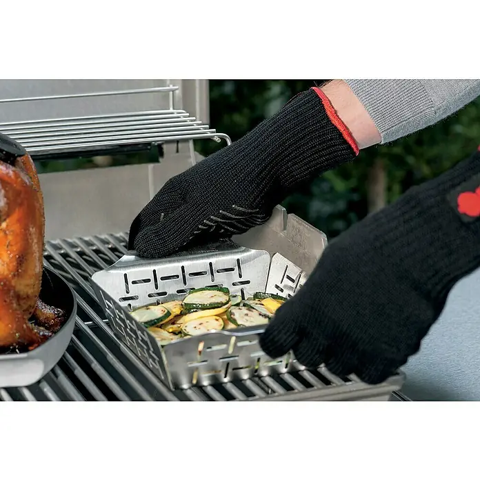Weber Style Gemüsekorb - Edelstahl, 19 x 19 cm - Gegrilltes Gemüse wird mit hitzebeständigen Grillhandschuhen in einer Edelstahl-Grillschale zubereitet.