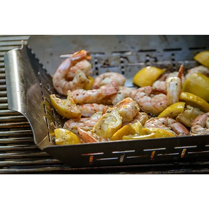 Weber Style Gemüsekorb - Edelstahl, 29,5 x 35 cm - Gegrillte Garnelen mit Zitronenspalten in einer Grillpfanne auf dem Rost. Perfekt für ein köstliches Sommeressen vom Grill.