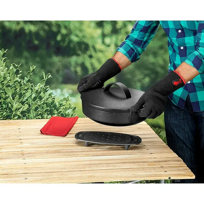 Weber Gourmet BBQ System Untersetzer - Passend für: Gourmet BBQ System Sear Grate - Das Bild zeigt ein Weber Dutch Oven Set mit Topf, Deckel und Untersetzer auf einem Holztisch, ideal für kulinarische Erlebnisse im Freien.