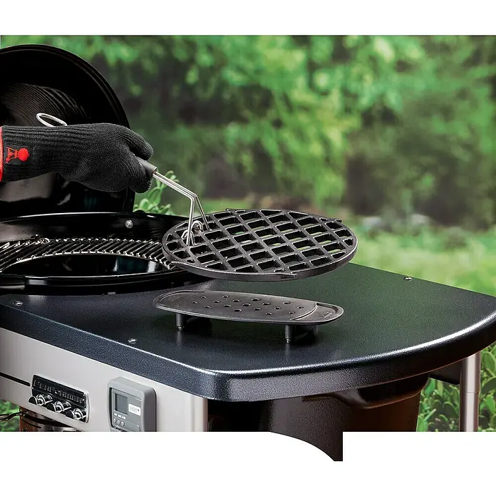 Weber Gourmet BBQ System Untersetzer - Passend für: Gourmet BBQ System Sear Grate - Weber Grill mit Grillrost, der mit einer Grillzange angehoben wird. Grillhandschuh schützt vor Hitze.