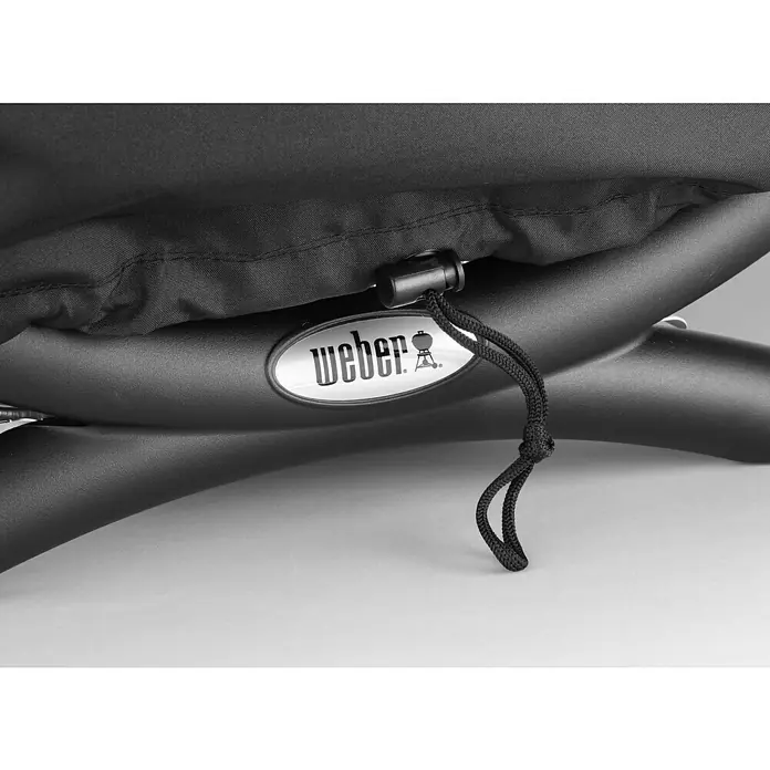 Weber Grill-Schutzhülle Standard - Passend für: Weber Q 100 Serie, Kunststoff - Nahaufnahme einer Weber Grillabdeckung mit Kordelzug, die das Logo der Marke und die hochwertige Verarbeitung hervorhebt.