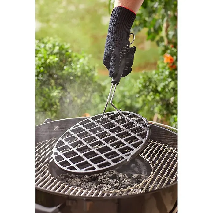 Weber Gourmet BBQ System Grillbesteck Rostheber - Passend für: Weber Gourmet BBQ System Sear Grate - Ein Grillrost wird mit einer Grillzange auf einen Holzkohlegrill gelegt, ideal für perfektes Grillen im Freien.